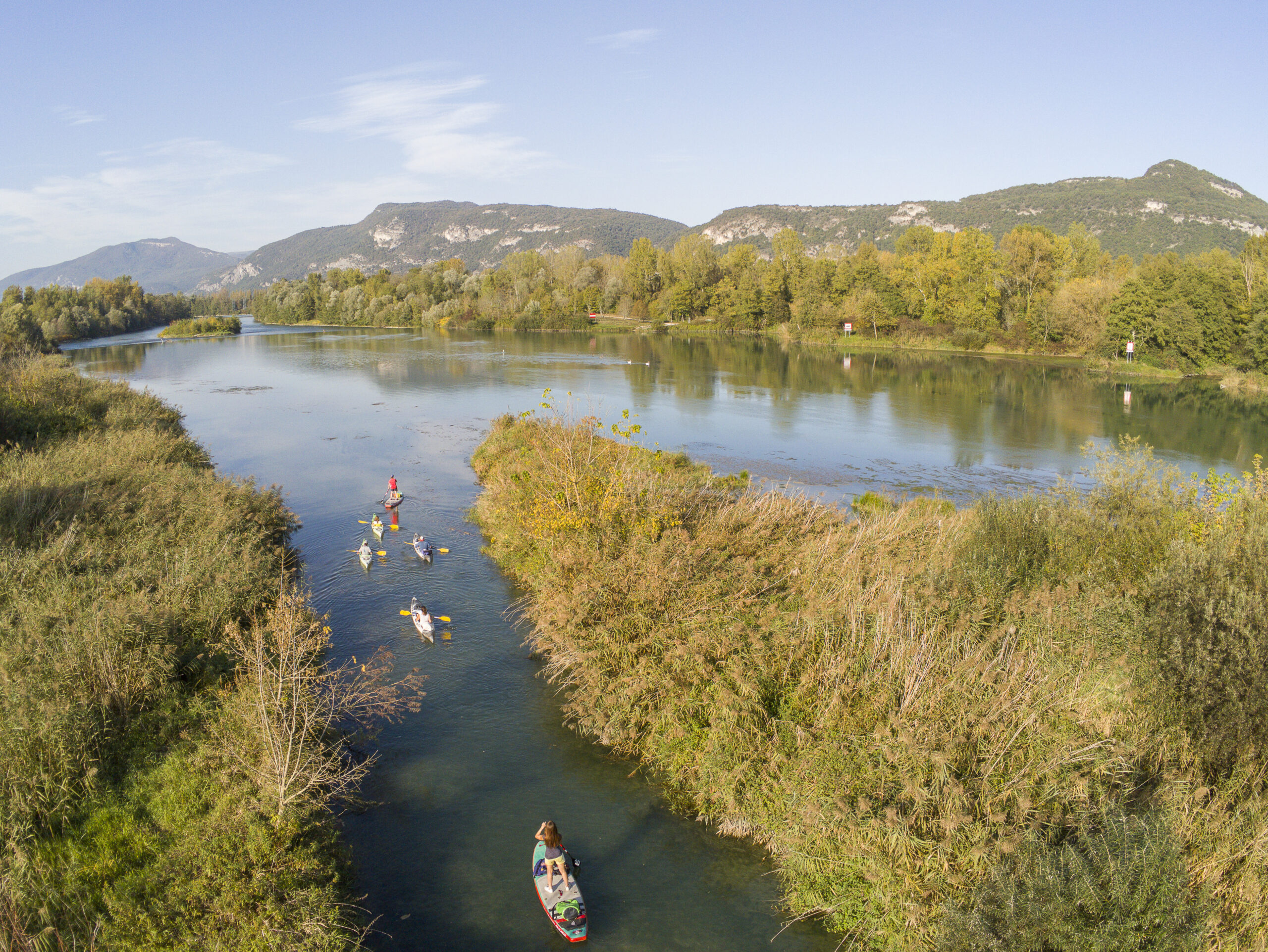 Rhône@A.Cottarel (71) Haut-Rhône, canoës descendant un bras du fleuve